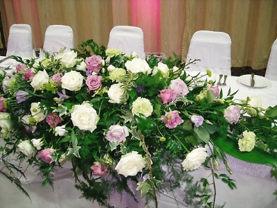 Top table long & low designed arrangement.